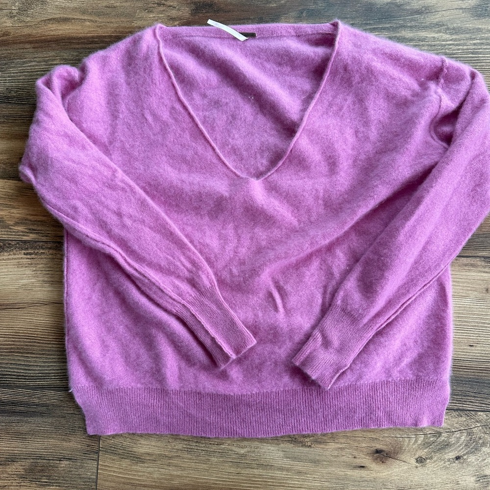 Free People 100% cashmere V-Neck pink sweater